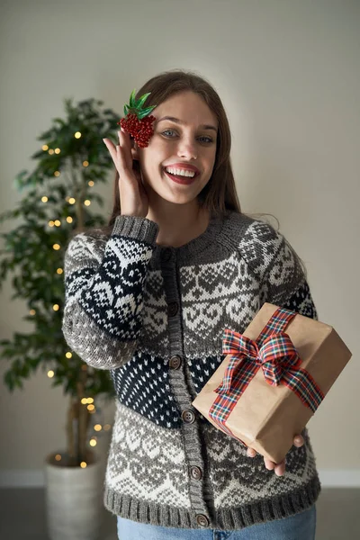 Mulher Branca Segurando Presente Natal Mãos — Fotografia de Stock