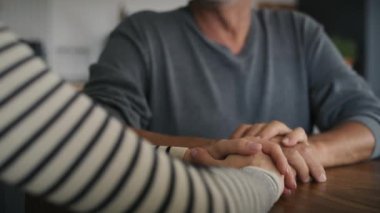 Kafkas kadınlarının bir kısmı babasını destekliyor. 8K 'da kırmızı helyum kamerayla çekildi..    