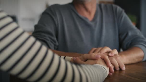 Een Deel Van Kaukasische Vrouwen Handen Steunen Zijn Vader Opgenomen — Stockvideo