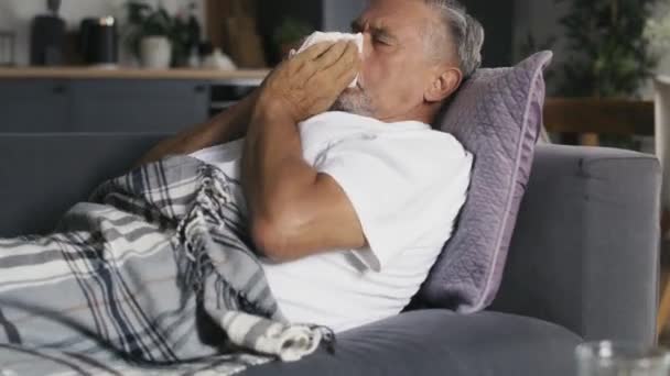 Caucasiano Sênior Deitado Sofá Com Frio Gripe Tiro Com Câmera — Vídeo de Stock