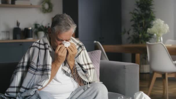 Ältere Kaukasier Sitzen Mit Erkältung Und Grippe Auf Dem Sofa — Stockvideo