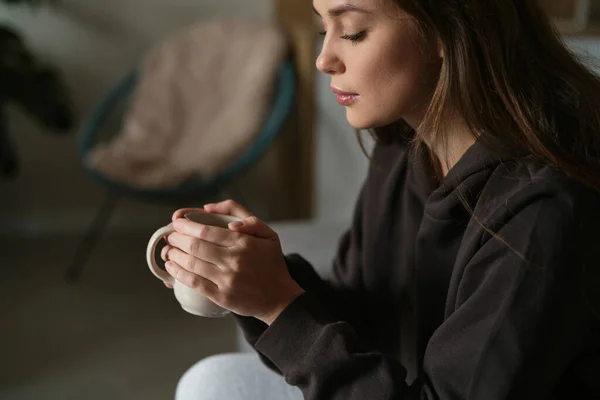 Primer Plano Mujer Bebiendo Café Casa — Foto de Stock