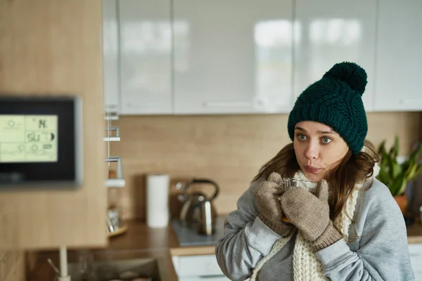 Caucasian Woman Has Very Low Temperature Home — Stock Photo, Image