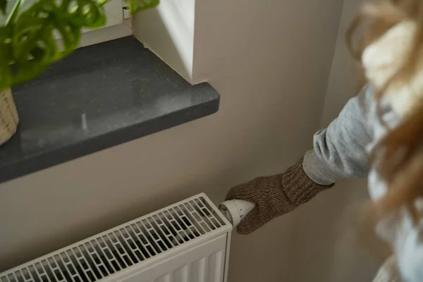 Close Van Vrouw Proberen Warmte Home Radiator Verwarming — Stockfoto