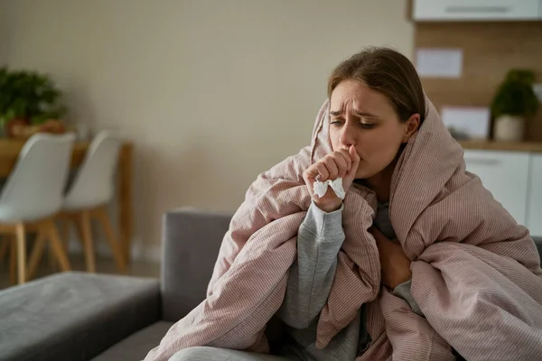 Kaukasische Junge Frau Hustet Und Sitzt Hause Unter Der Bettdecke — Stockfoto