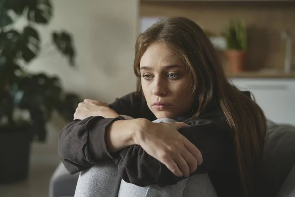Kaukasische Traurige Frau Sitzt Mit Depressionen Auf Dem Sofa — Stockfoto