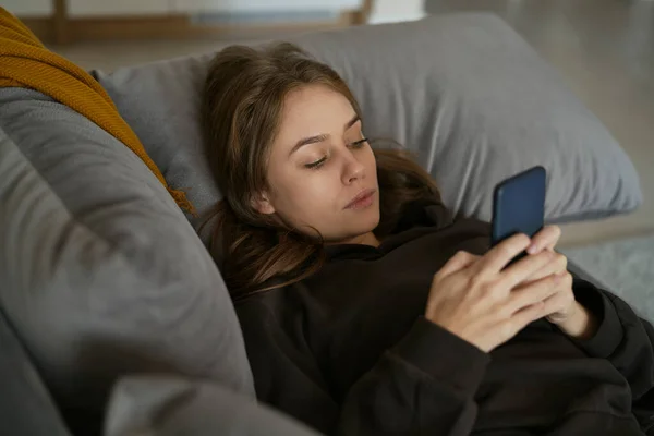 Wanita Kaukasia Berbaring Sofa Dan Menggunakan Ponsel — Stok Foto