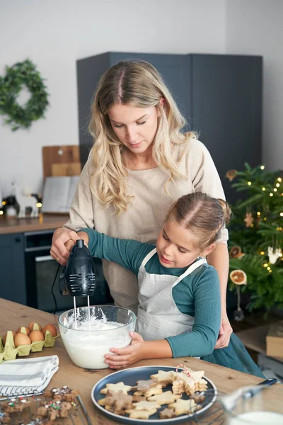 Kaukázusi Anya Lánya Készül Sütés Segítségével Elektromos Mixer Konyhában Karácsony — Stock Fotó
