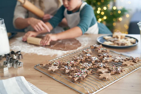 Dekorerade Pepparkakor Förgrunden Och Kaukasiska Kvinna Med Dotter Gör Annan — Stockfoto