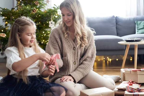 Caucásico Chica Madre Envolviendo Regalos Navidad Con Cinta Suelo —  Fotos de Stock