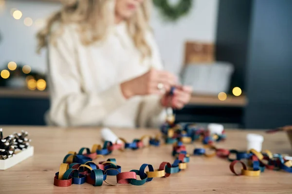 Enfoque Selectivo Mujer Caucásica Haciendo Diy Cadena Papel Para Árbol —  Fotos de Stock