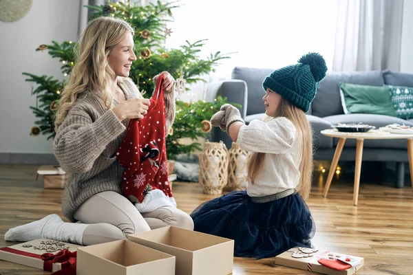 Caucásica Madre Hija Probándose Ropa Regalos Navidad —  Fotos de Stock