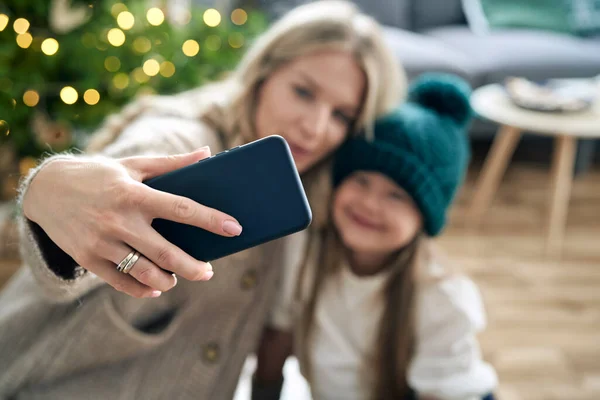 Madre Figlia Caucasica Che Scattano Selfie Con Smart Phone Con — Foto Stock