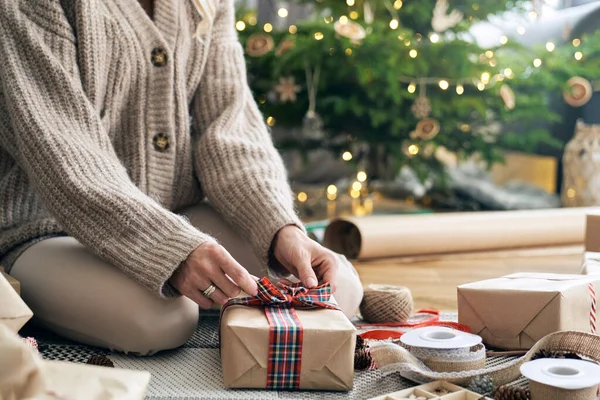 Onherkenbare Blanke Vrouw Die Kerstcadeaus Grond Wikkelt — Stockfoto