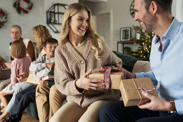 Vícegenerační Bělošská Rodina Doma Vyměňuje Vánoční Dárky — Stock fotografie