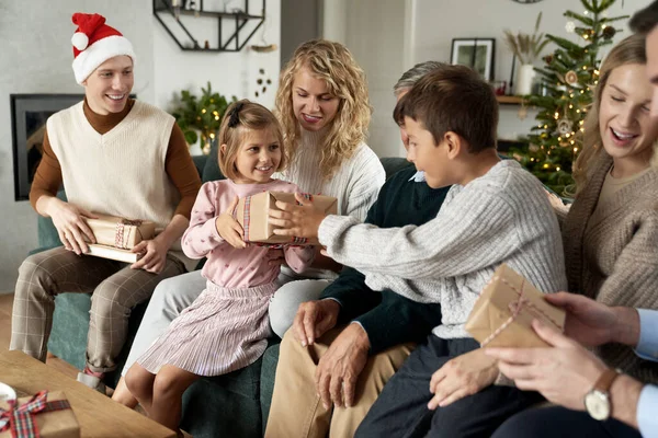 Multi Geração Família Branca Compartilhando Presentes Natal Divertindo — Fotografia de Stock