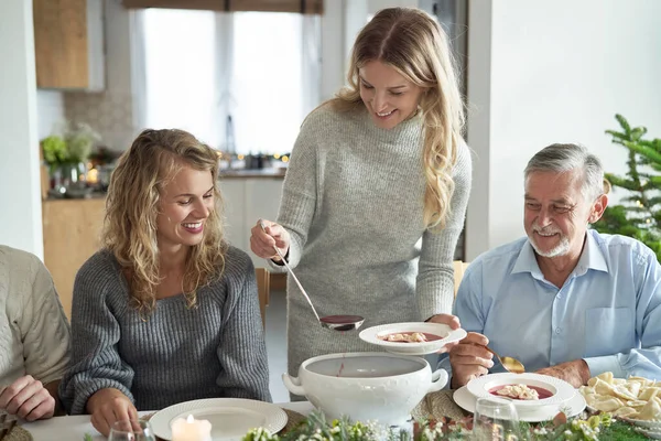 Família Branca Começa Comer Sopa Tradicional Polonesa Véspera Natal — Fotografia de Stock