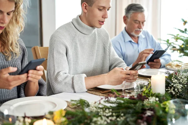 Familia Caucásicos Sentados Silencio Usando Teléfonos Durante Nochebuena — Foto de Stock