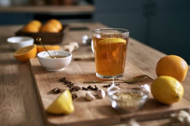 Dokunulmazlık için ögelerle birlikte masanın ayrıntıları 