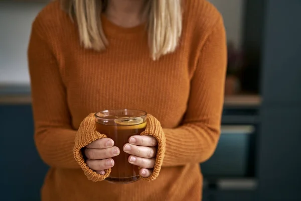 Zbliżenie Białą Kobietę Trzymającą Gorącą Herbatę Zimie — Zdjęcie stockowe