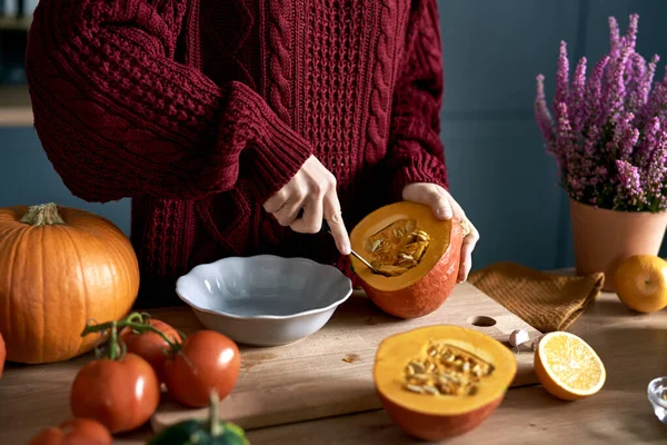白种女人煮南瓜做秋汤 — 图库照片