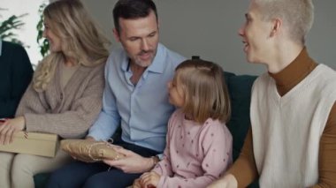 Bir grup beyaz aile Noel 'i evde birlikte geçiriyorlar. 8K 'da kırmızı helyum kamerayla çekildi..   