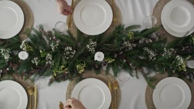Yukarıdaki bir grup insan Noel yemeği için masayı hazırlıyor. 8K 'da kırmızı helyum kamerayla çekildi.. 