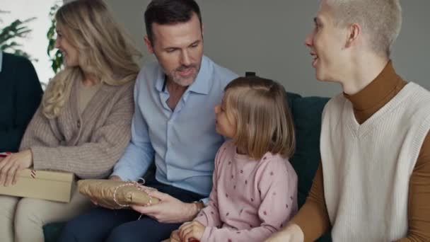 Groupe Famille Caucasienne Passant Noël Ensemble Maison Tourné Avec Caméra — Video