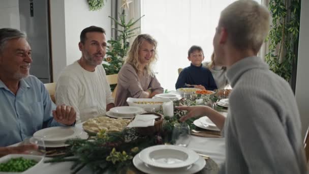 Gran Familia Caucásica Sentada Mesa Navidad Hablando Juntos Fotografía Con — Vídeo de stock