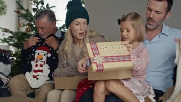 Famille Caucasienne Ouverture Cadeaux Noël Ensemble Maison Tourné Avec Caméra — Video