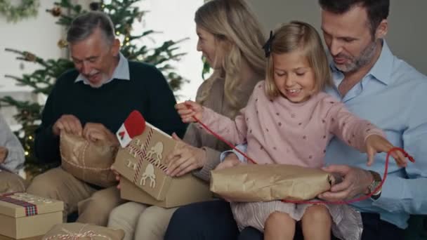 Biała Rodzina Otwiera Prezenty Świąteczne Razem Domu Nakręcony Aparatem Hel — Wideo stockowe
