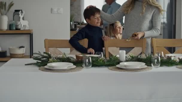 女孩和男孩帮助妈妈准备圣诞夜餐桌 用8K的红色氦相机拍摄 — 图库视频影像