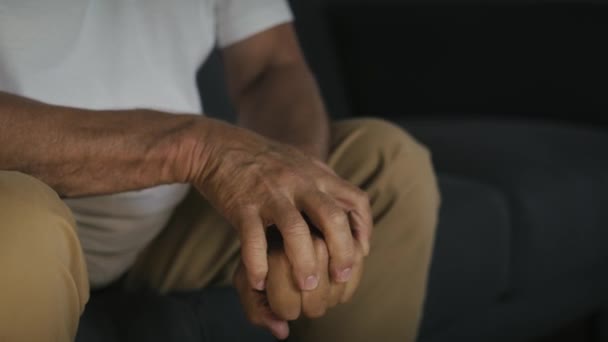 Sluiten Van Nerveuze Senioren Handen Opgenomen Met Red Helium Camera — Stockvideo