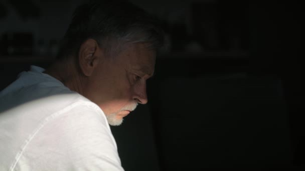 Hombre Caucásico Mayor Con Problemas Mentales Sentado Oscuridad Fotografía Con — Vídeos de Stock