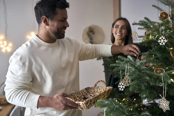 Homem Latino Com Sua Mulher Decorando Árvore Natal Casa — Fotografia de Stock