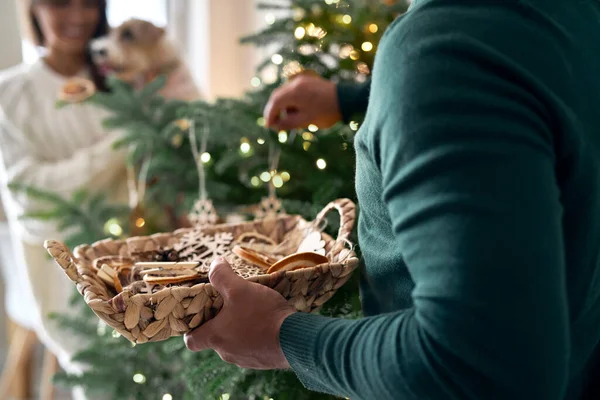Primo Piano Del Cestino Pieno Decorazioni Dell Albero Natale Nelle — Foto Stock