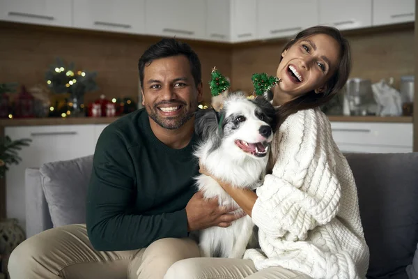 Retrato Casal Feliz Com Cão Durante Natal — Fotografia de Stock