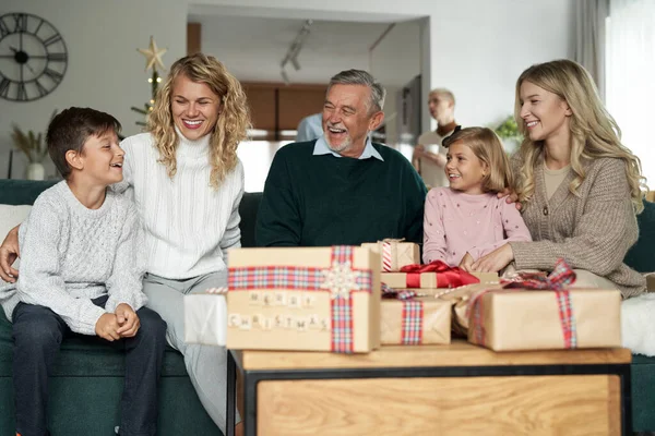 不同世代的家庭花时间过圣诞节 — 图库照片