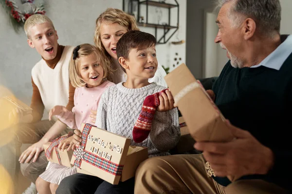 Multi Geração Família Branca Abrindo Presentes Natal Divertindo — Fotografia de Stock