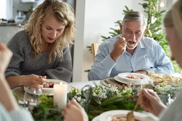 Família Caucasiana Comendo Sopa Tradicional Polonesa Véspera Natal — Fotografia de Stock