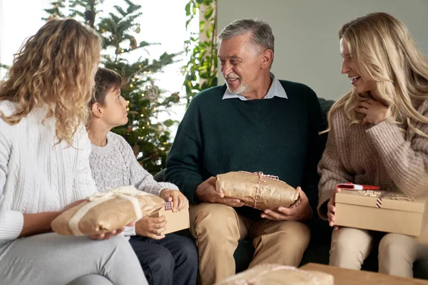 Multi Generatie Kaukasische Familie Delen Van Kerstcadeaus Plezier Hebben — Stockfoto