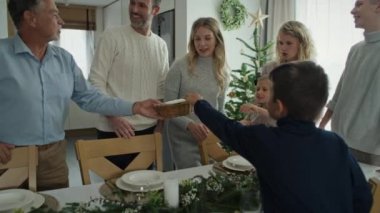 Kafkas ailesi Noel 'de dilek dilemek için ekmeği paylaşıyor. 8K 'da kırmızı helyum kamerayla çekildi..  