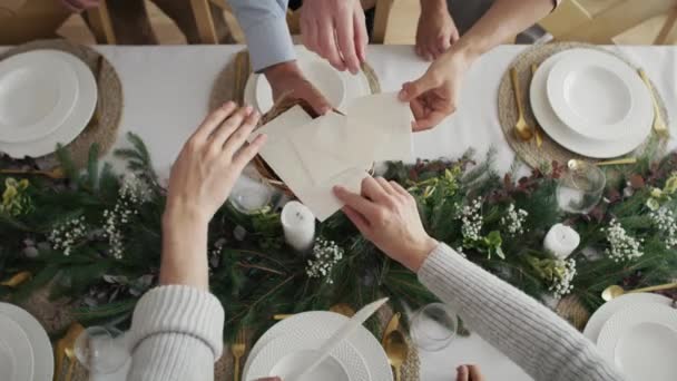 Cima Família Caucasiana Irreconhecível Que Toma Wafer Desejar Natal Tiro — Vídeo de Stock