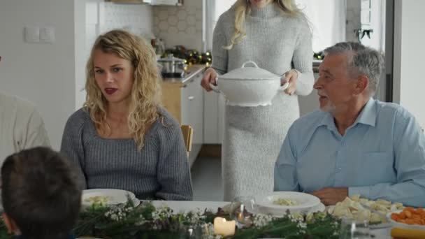 Biała Rodzina Zaczyna Jeść Razem Świąteczną Kolację Nakręcony Aparatem Hel — Wideo stockowe