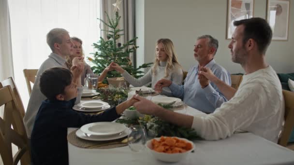Famille Blanche Multi Génération Assis Autour Table Tenant Main Priant — Video
