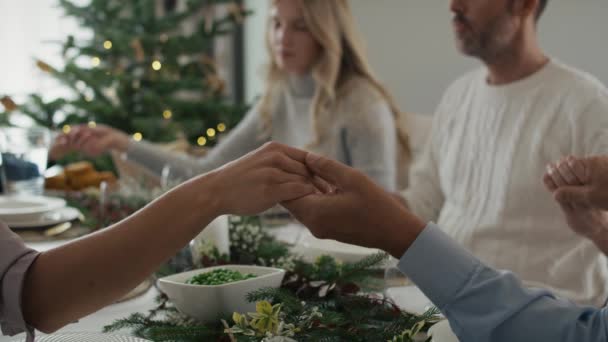 Nahaufnahme Der Hände Der Familie Die Sich Tisch Zusammenhalten Und — Stockvideo