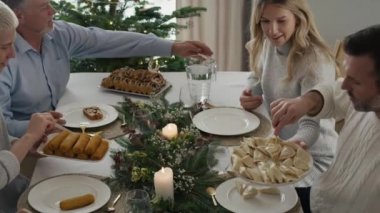 Büyük beyaz bir aile Noel arifesinde bir yemeği paylaşıyor. 8K 'da kırmızı helyum kamerayla çekildi.. 
