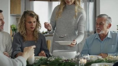 Kafkas ailesi Noel arifesinde yiyecekleri paylaşıyor. 8K 'da kırmızı helyum kamerayla çekildi.. 