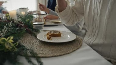 Noel pastasıyla tabağı kapat ve ailesi olan bir adam onları yesin. 8K 'da kırmızı helyum kamerayla çekildi.. 