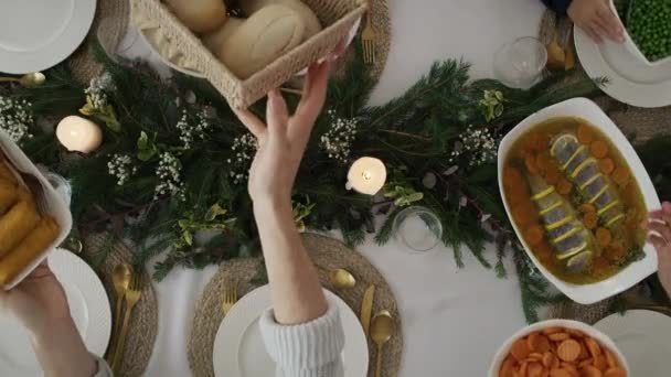 クリスマスのイブの間に食べ物を分かち合う家族の上から 8Kでレッドヘリウムカメラで撮影 — ストック動画
